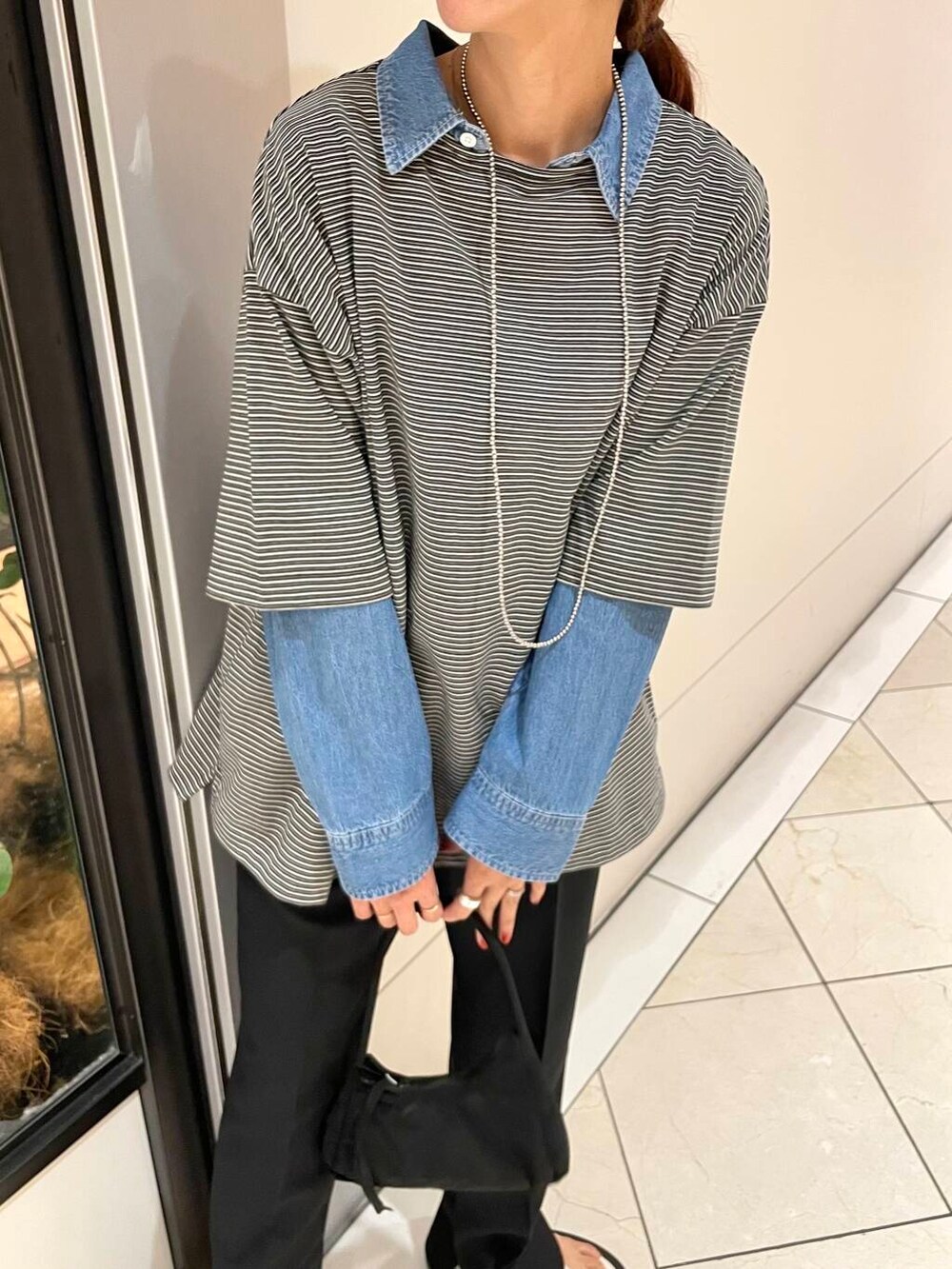 ブラック系のその他パンツ、ブルー系のTシャツ/カットソー、その他のTシャツ/カットソーを着用したレディースの夏コーディネートの6枚目の写真