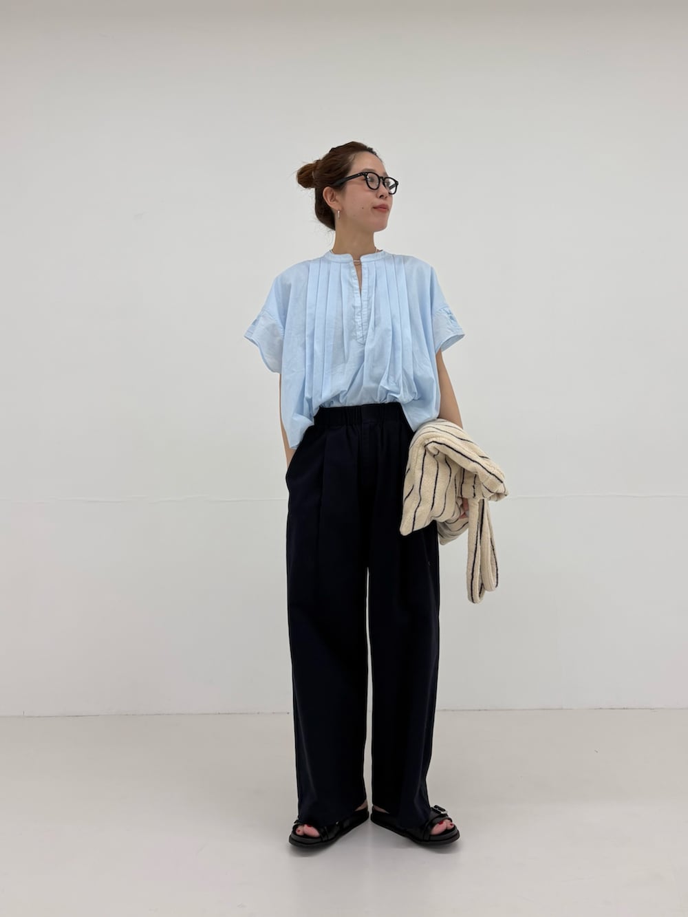 ブルー系のシャツ/ブラウス、ブルー系のその他パンツ、ブラック系のサンダルを着用したレディースの春コーディネートの7枚目の写真