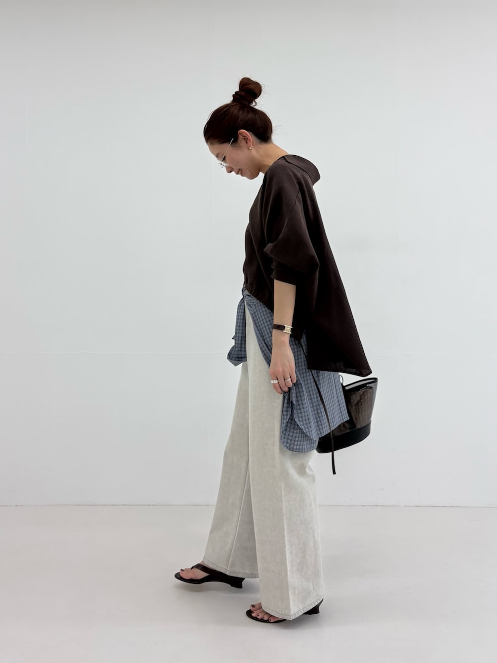 ブラウン系のシャツ/ブラウス、グレー系のデニムパンツ、ブルー系のシャツ/ブラウスを着用したレディースの春コーディネートの2枚目の写真