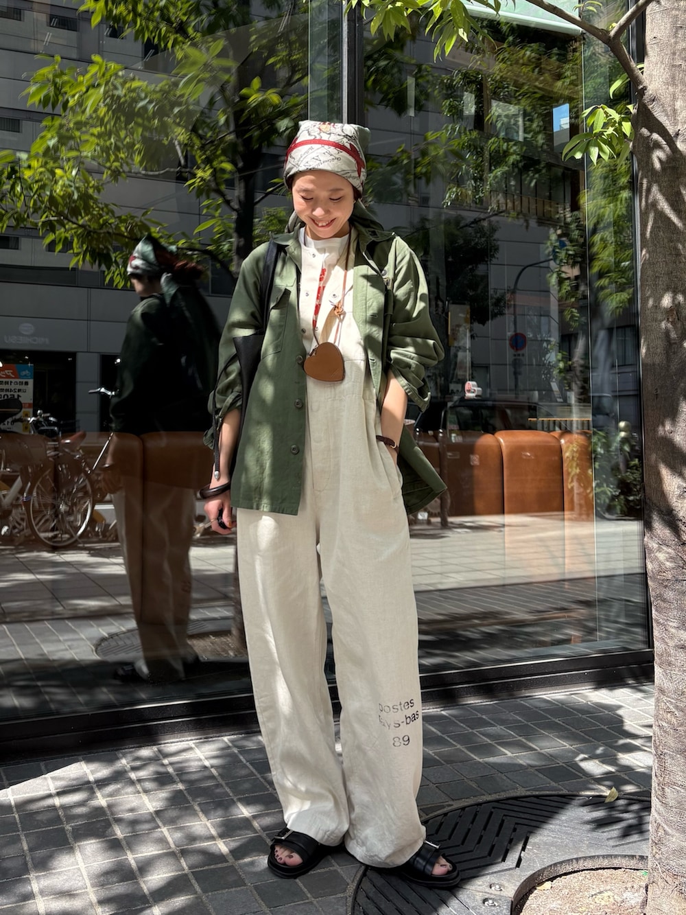 ベージュ系のその他パンツ、その他のTシャツ/カットソー、ブラック系のトートバッグを着用したレディースの春コーディネートの3枚目の写真