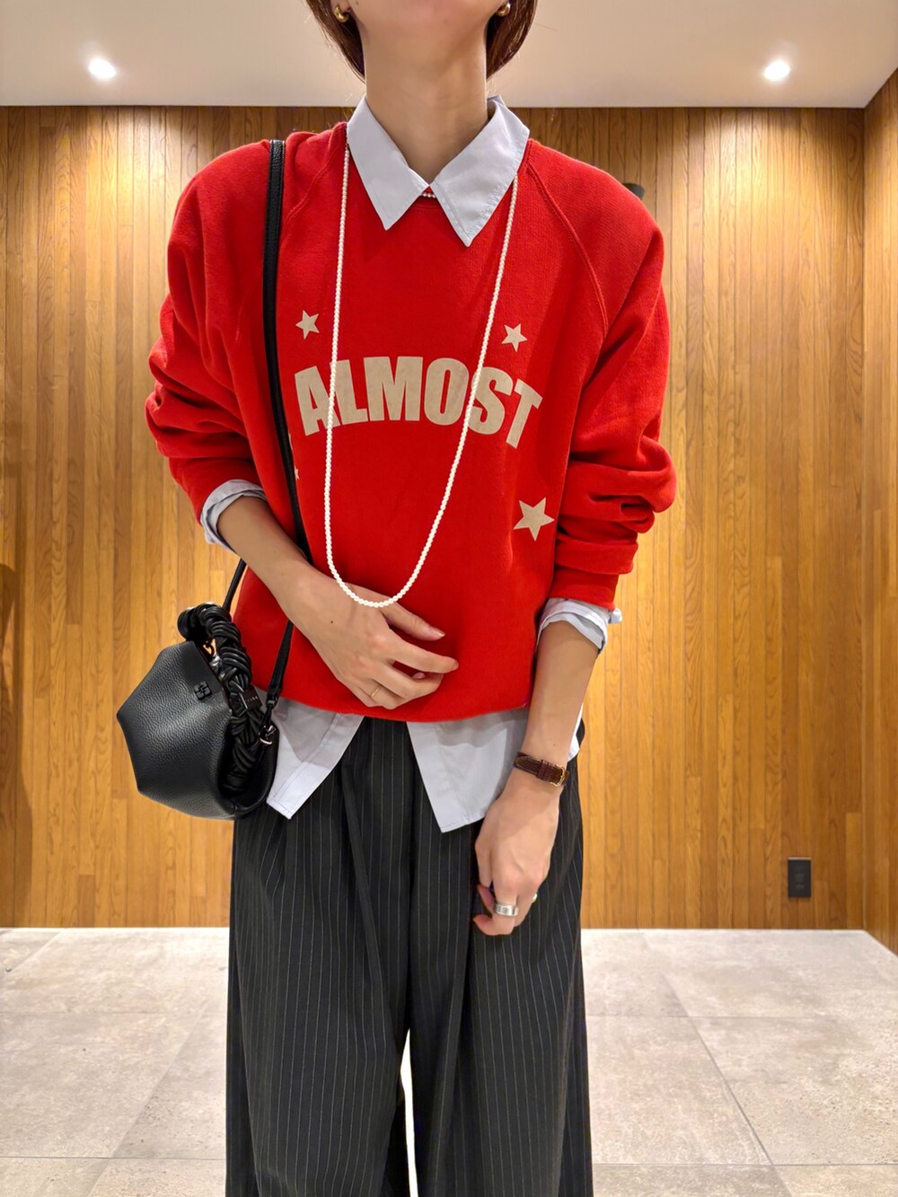 レッド系のスウェット、ブルー系のシャツ/ブラウス、その他のその他パンツを着用したレディースの秋コーディネートの6枚目の写真