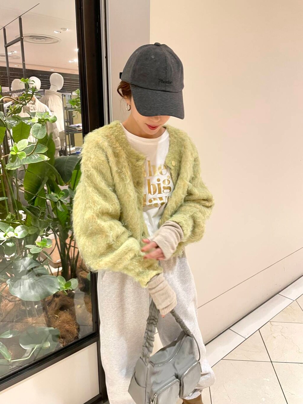 グレー系のショルダーバッグ、ベージュ系のブーツ、グレー系のその他パンツを着用したレディースの冬コーディネートの7枚目の写真