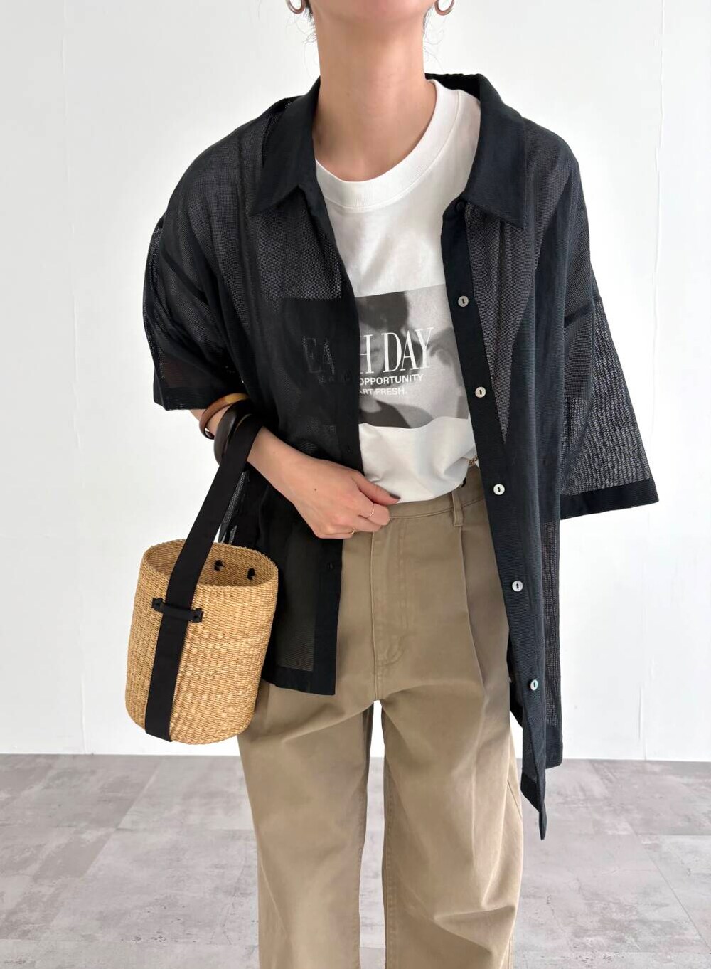 ベージュ系のその他パンツ、その他のTシャツ/カットソー、ゴールド系のサンダルを着用したレディースの春コーディネートの5枚目の写真