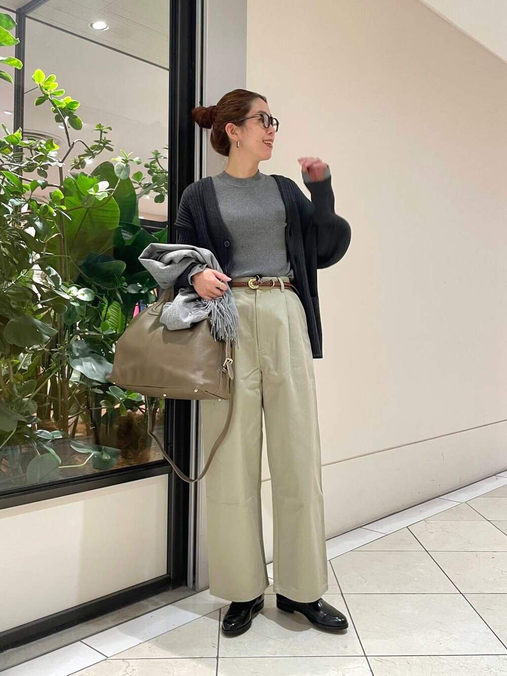 ベージュ系のその他パンツ、グレー系のカーディガン/ボレロ、ベージュ系のボストンバッグを着用したレディースの冬コーディネートの5枚目の写真