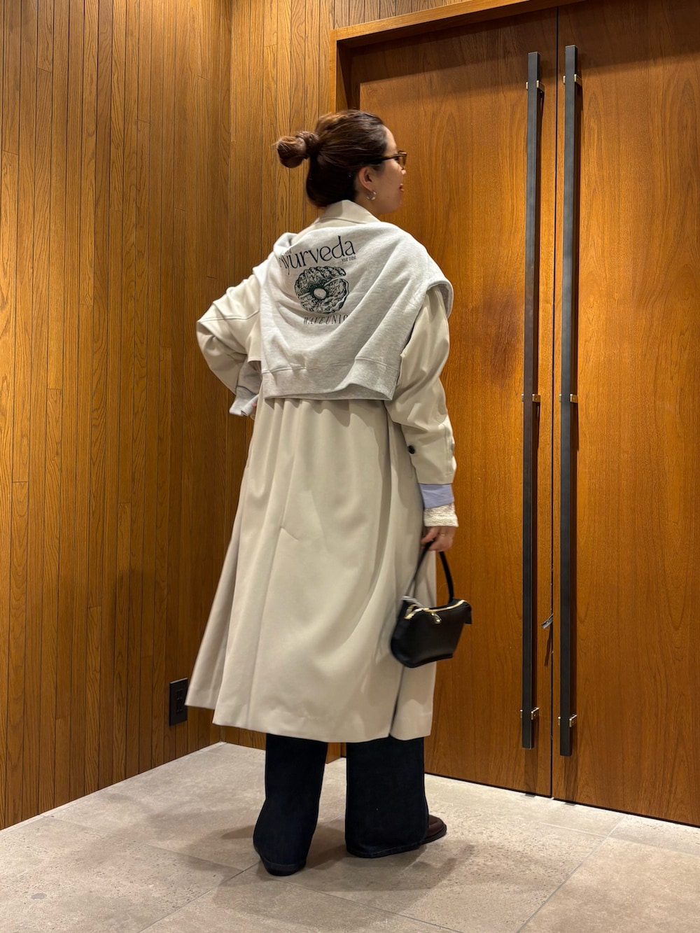 グレー系のトレンチコート、その他のシャツ/ブラウス、ホワイト系のシャツ/ブラウスを着用したレディースの冬コーディネートの4枚目の写真