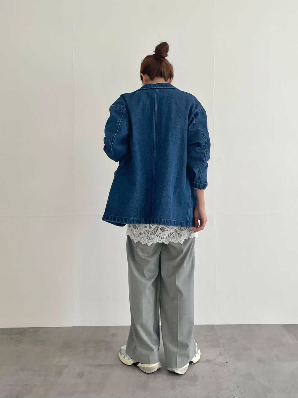 グレー系のその他パンツ、ブルー系のスウェット、ブルー系のデニムジャケットを着用したレディースの冬コーディネートの5枚目の写真