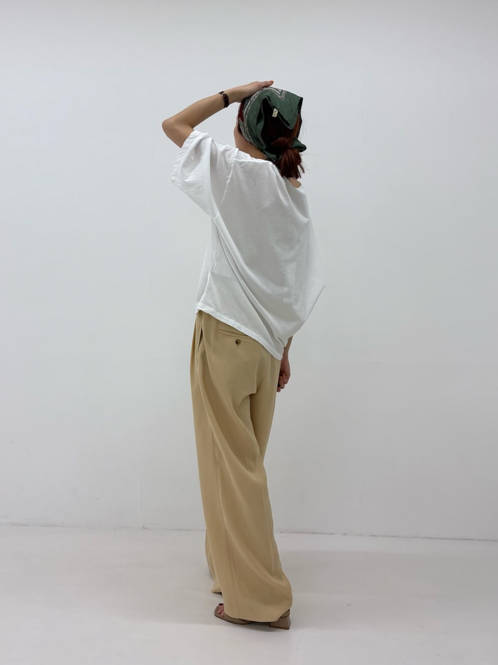 ホワイト系のTシャツ/カットソー、ベージュ系のその他パンツを着用したレディースの春コーディネートの2枚目の写真