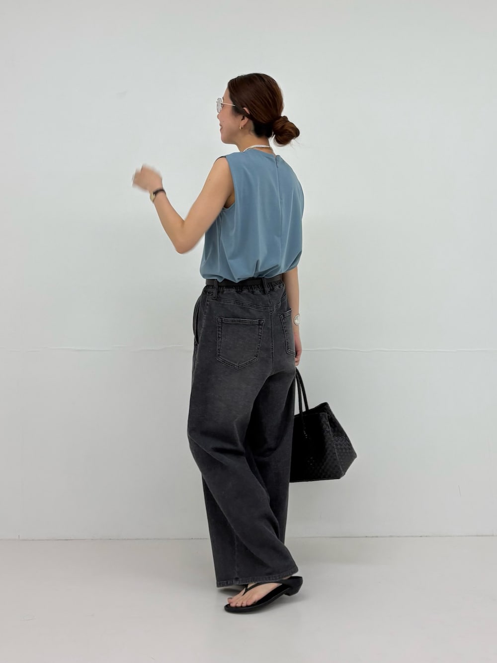 ブルー系のTシャツ/カットソー、ブラック系のトートバッグ、ブラック系のサンダルを着用したレディースの夏コーディネートの2枚目の写真