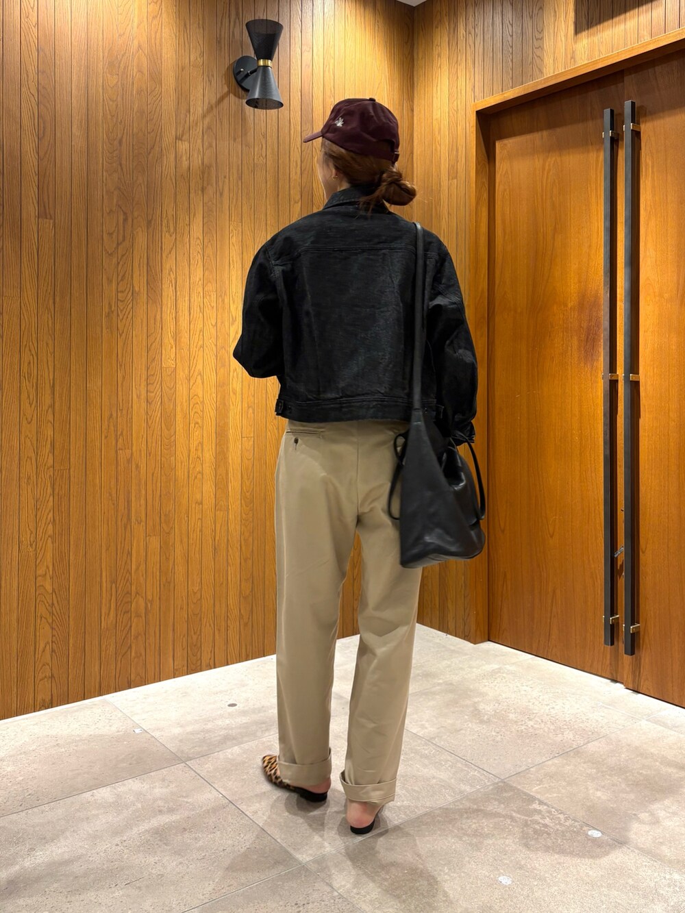 ホワイト系のTシャツ/カットソー、ベージュ系のチノパンツ、ブラック系のショルダーバッグを着用したレディースの秋コーディネートの4枚目の写真