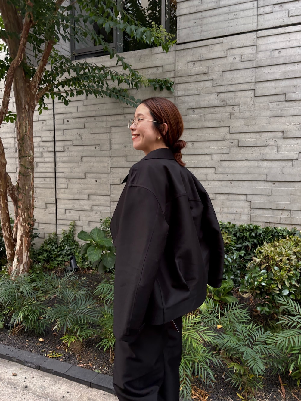 ブラック系のその他パンツ、グリーン系のタンクトップ、ブラック系のその他アウターを着用したレディースの秋コーディネートの2枚目の写真