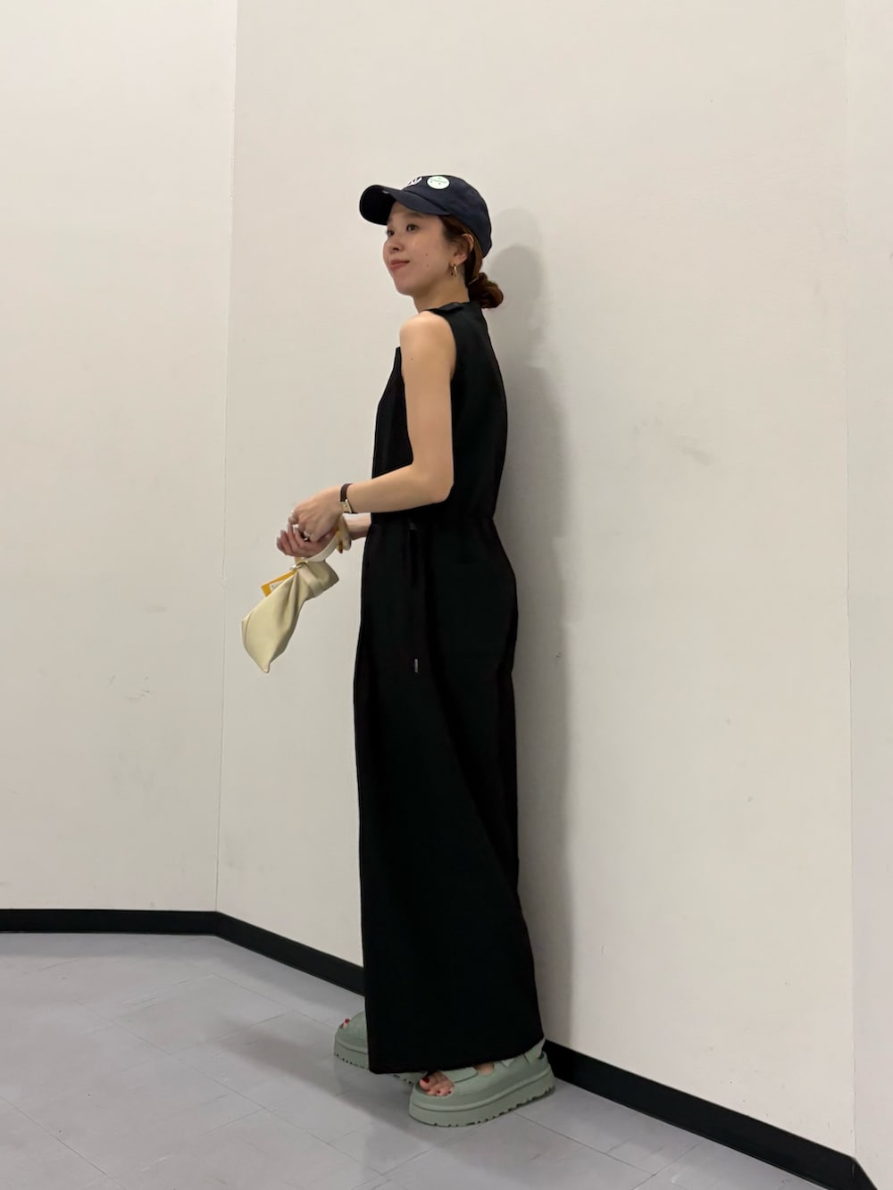 ブラック系のその他パンツ、ホワイト系のハンドバッグ、ブルー系のキャップを着用したレディースの春コーディネートの4枚目の写真