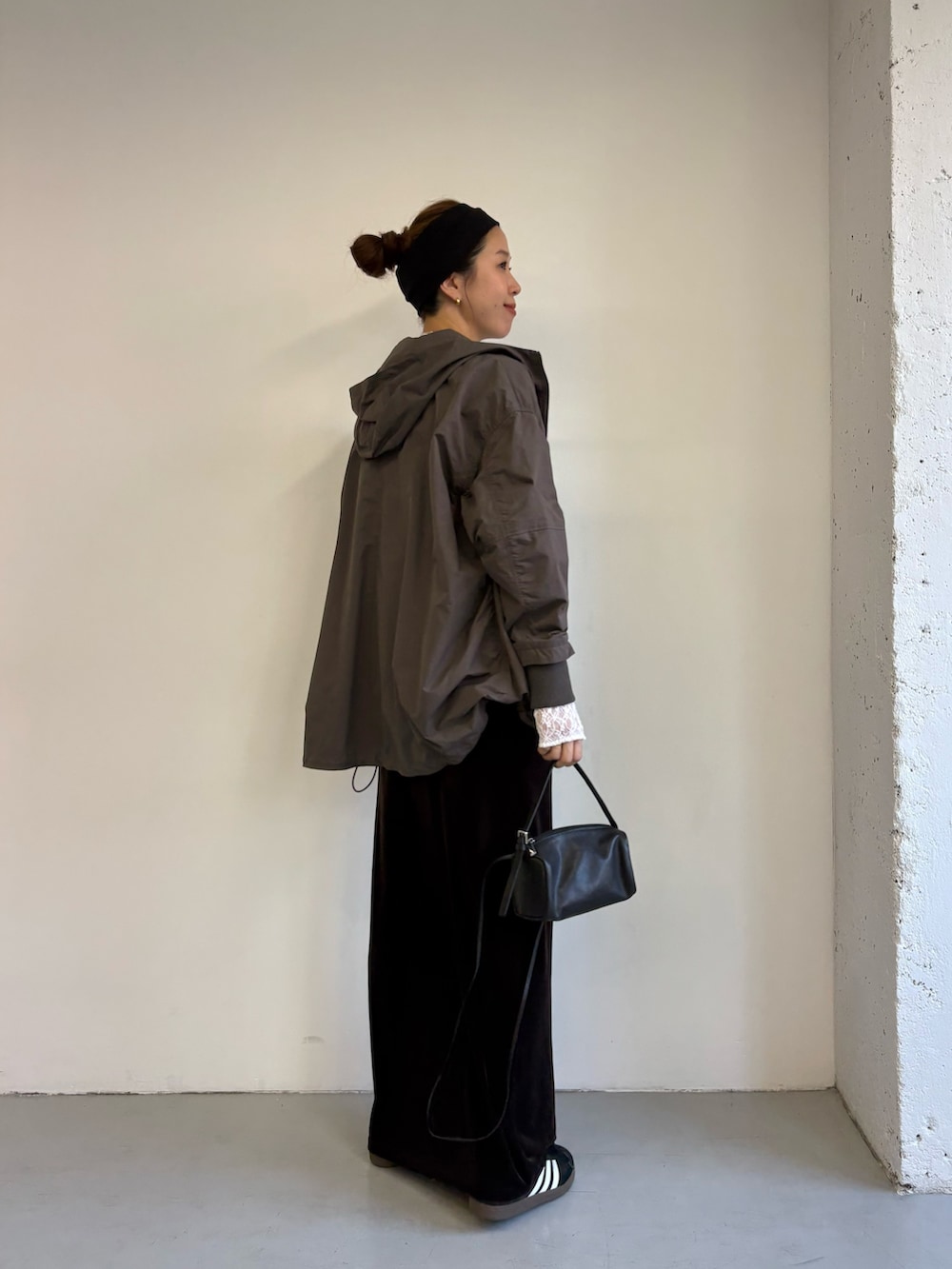 ブルー系のTシャツ/カットソー、グレー系のマウンテンパーカー、ブラック系のスニーカーを着用したレディースの秋コーディネートの3枚目の写真