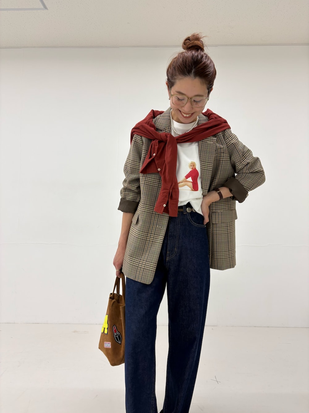 ブラウン系のその他アウター、ブルー系のデニムパンツ、ホワイト系のTシャツ/カットソーを着用したレディースの秋コーディネートの7枚目の写真