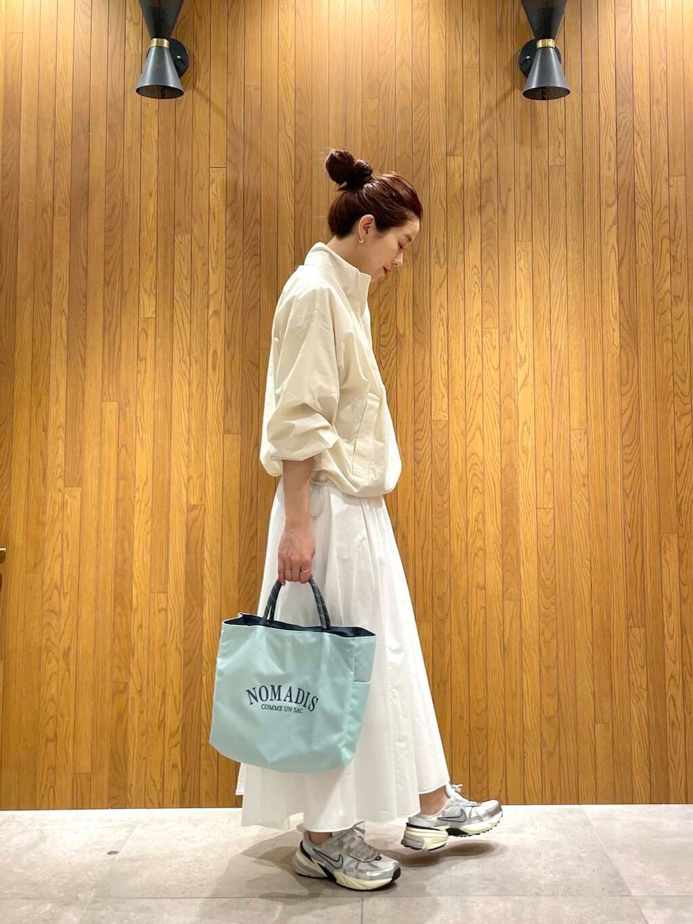 グリーン系のトレンチコート、その他のTシャツ/カットソー、ホワイト系のスカートを着用したレディースの春コーディネートの7枚目の写真