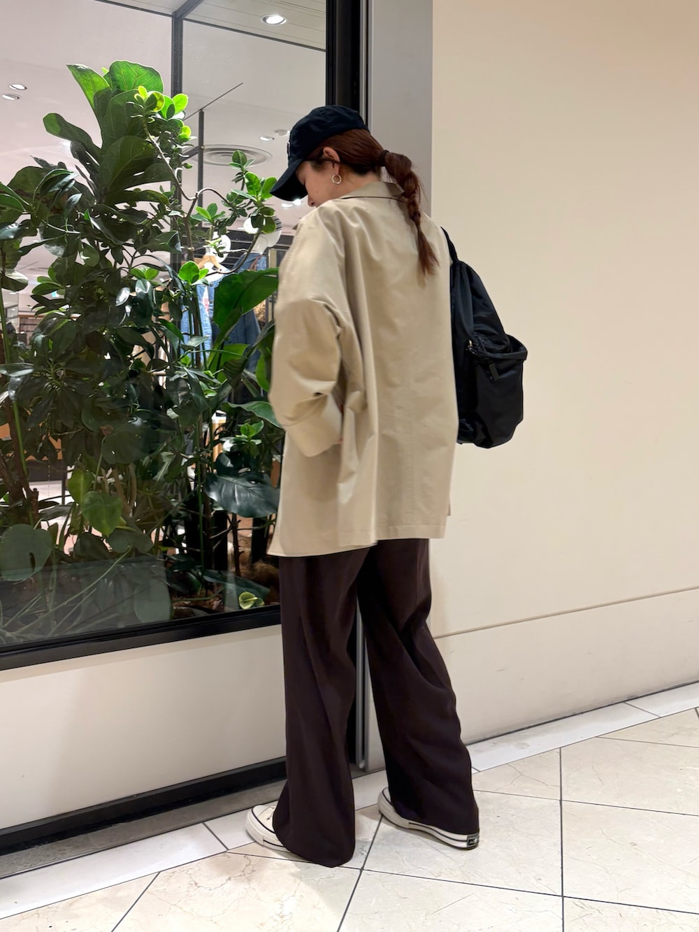 グレー系のTシャツ/カットソー、グレー系のニット/セーター、ブラウン系のその他パンツを着用したレディースの冬コーディネートの5枚目の写真