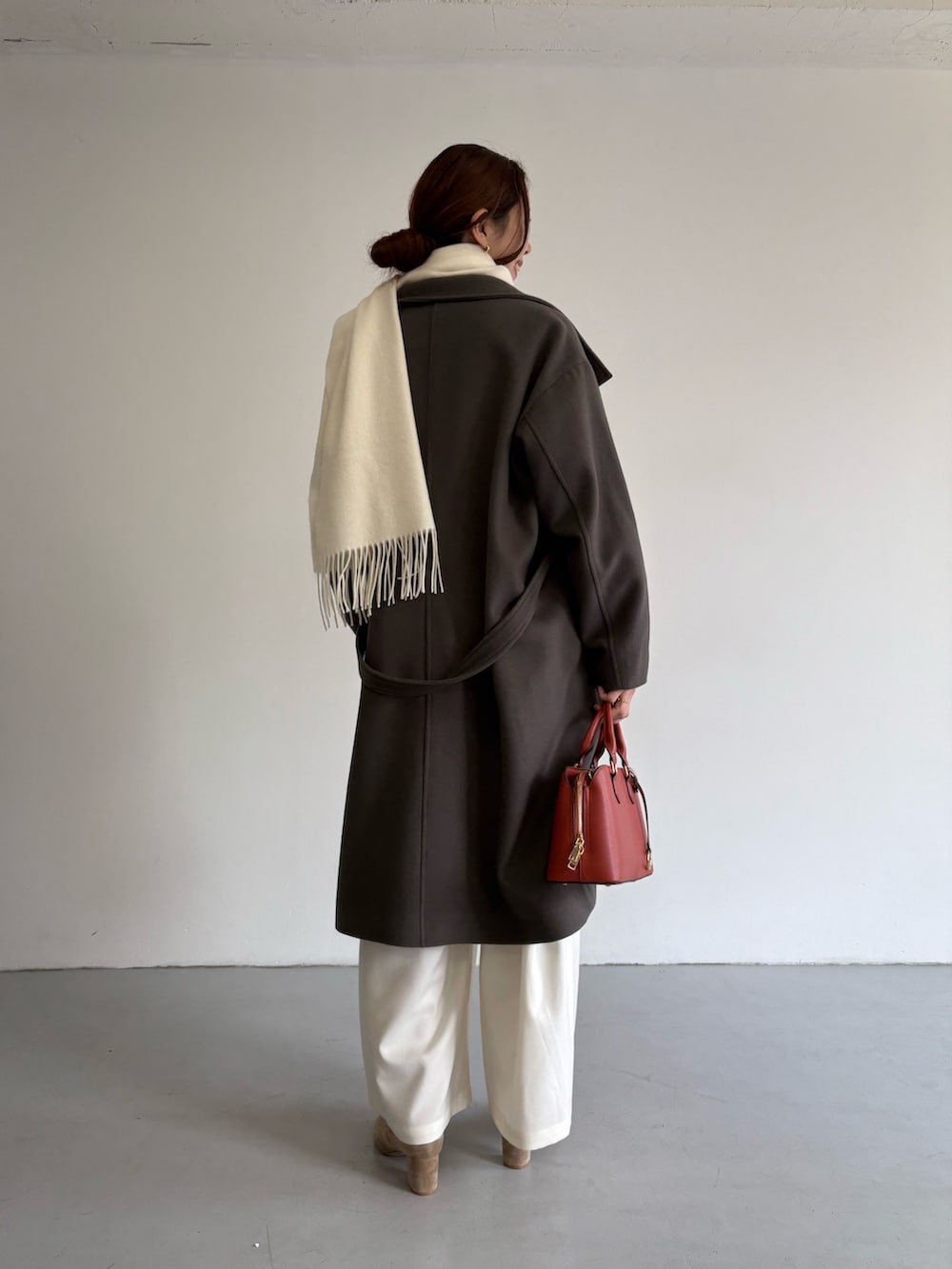 グリーン系のその他アウター、ホワイト系のその他パンツ、パープル系のブーツを着用したレディースの冬コーディネートの3枚目の写真