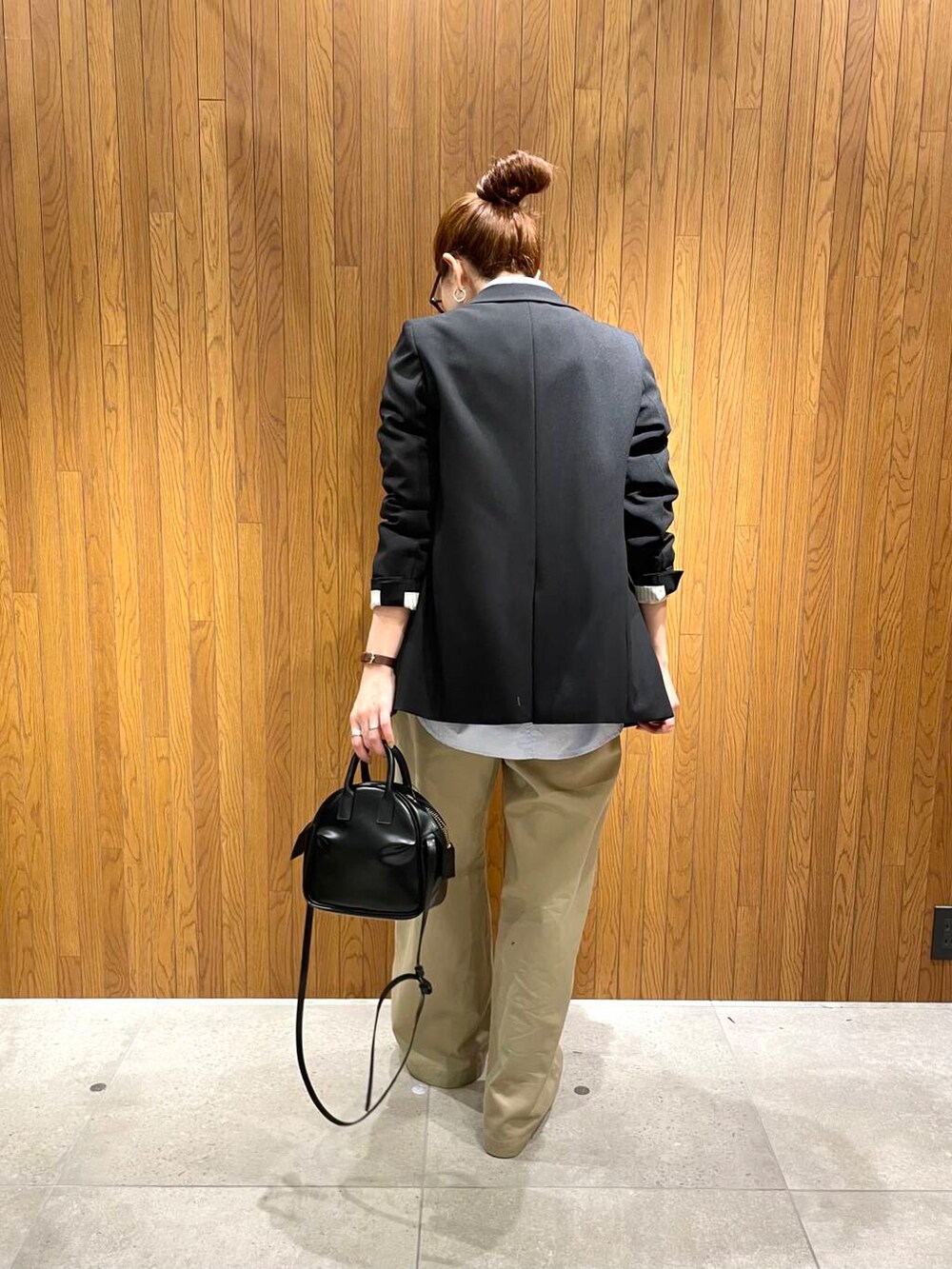ベージュ系のその他パンツ、ブラック系のその他アウター、ベージュ系のスウェットを着用したレディースの冬コーディネートの4枚目の写真