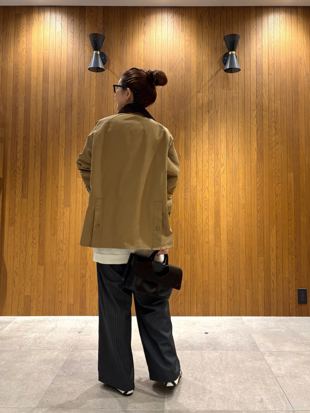 ホワイト系のスニーカー、ベージュ系のその他アウター、グレー系のニット/セーターを着用したレディースの秋コーディネートの4枚目の写真