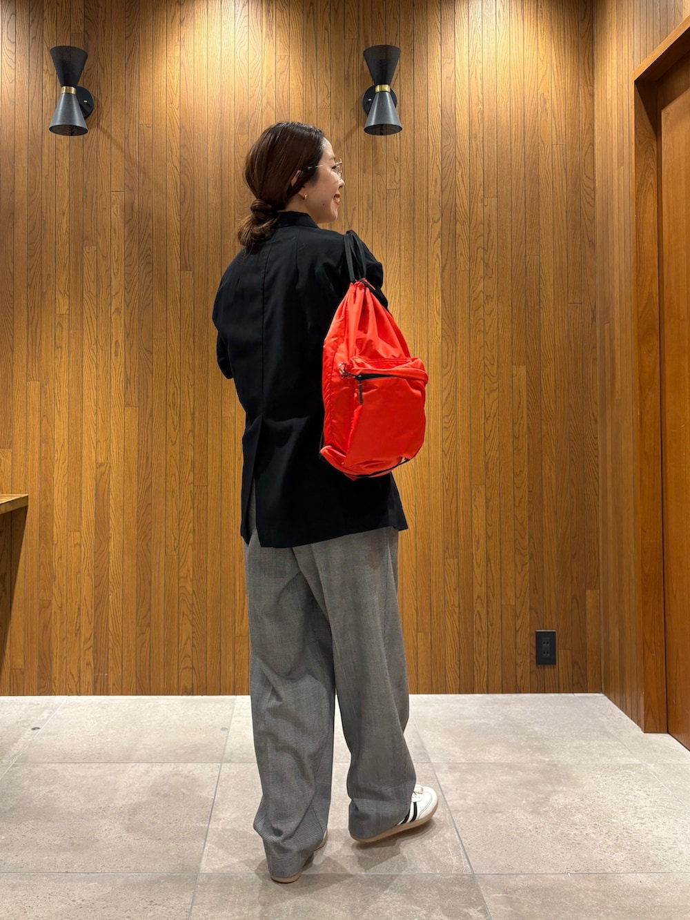 グレー系のスウェット、その他のその他パンツ、ホワイト系のスニーカーを着用したレディースの春コーディネートの7枚目の写真