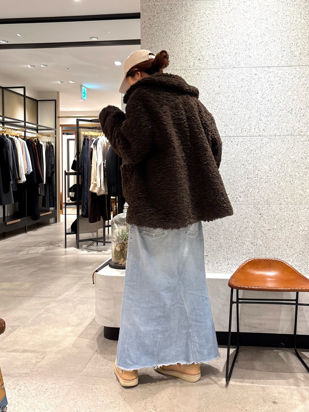 ブラウン系のその他アウター、その他のニット/セーターを着用したレディースの秋コーディネートの3枚目の写真