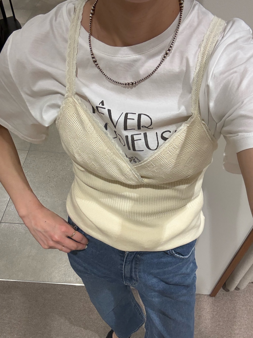 ベージュ系のその他アウター、ホワイト系のキャミソール、その他のTシャツ/カットソーを着用したレディースの春コーディネートの7枚目の写真