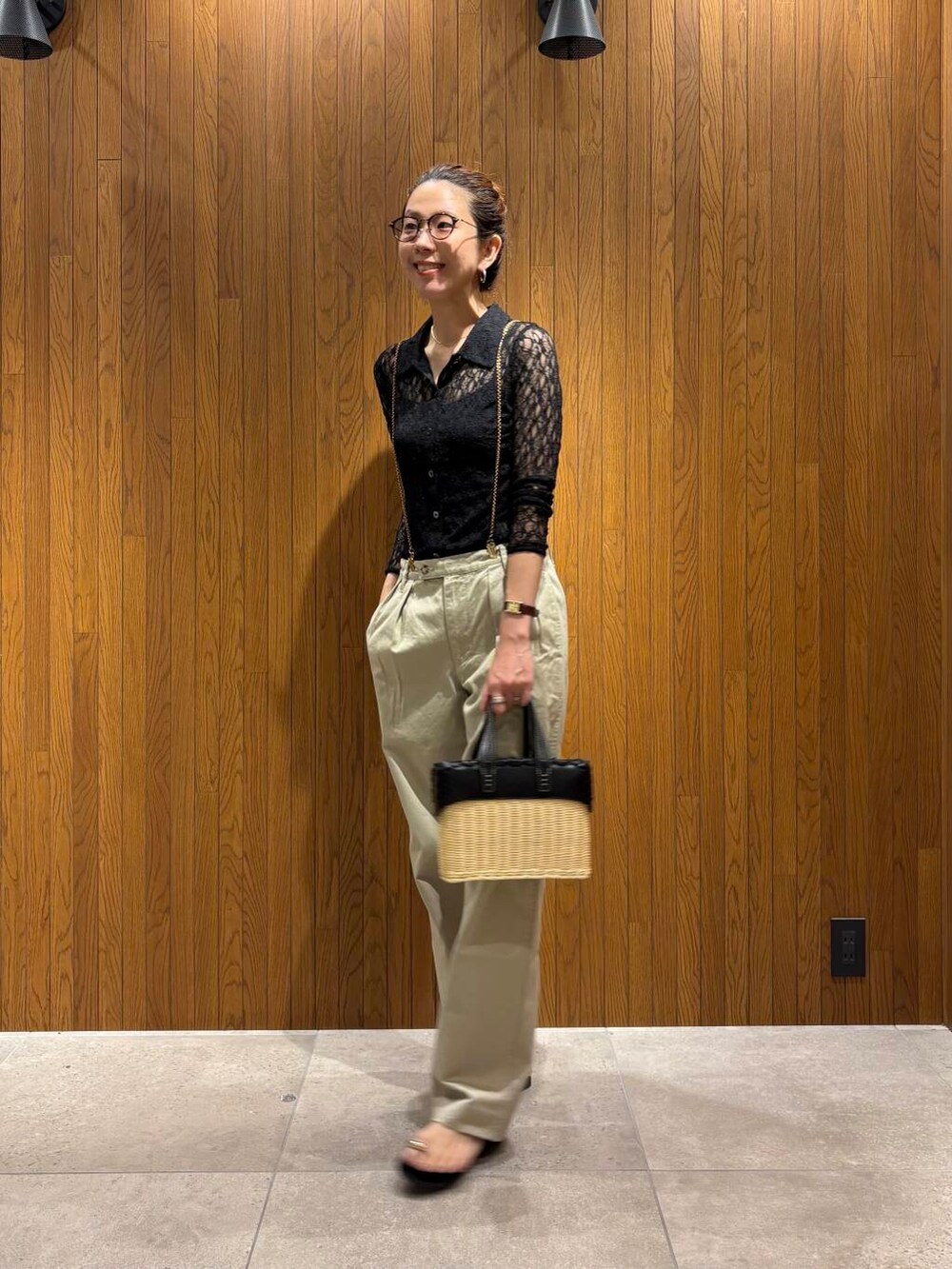 ブラック系のサンダル、ブラック系のシャツ/ブラウス、ゴールド系のネックレスを着用したレディースの夏コーディネートの6枚目の写真