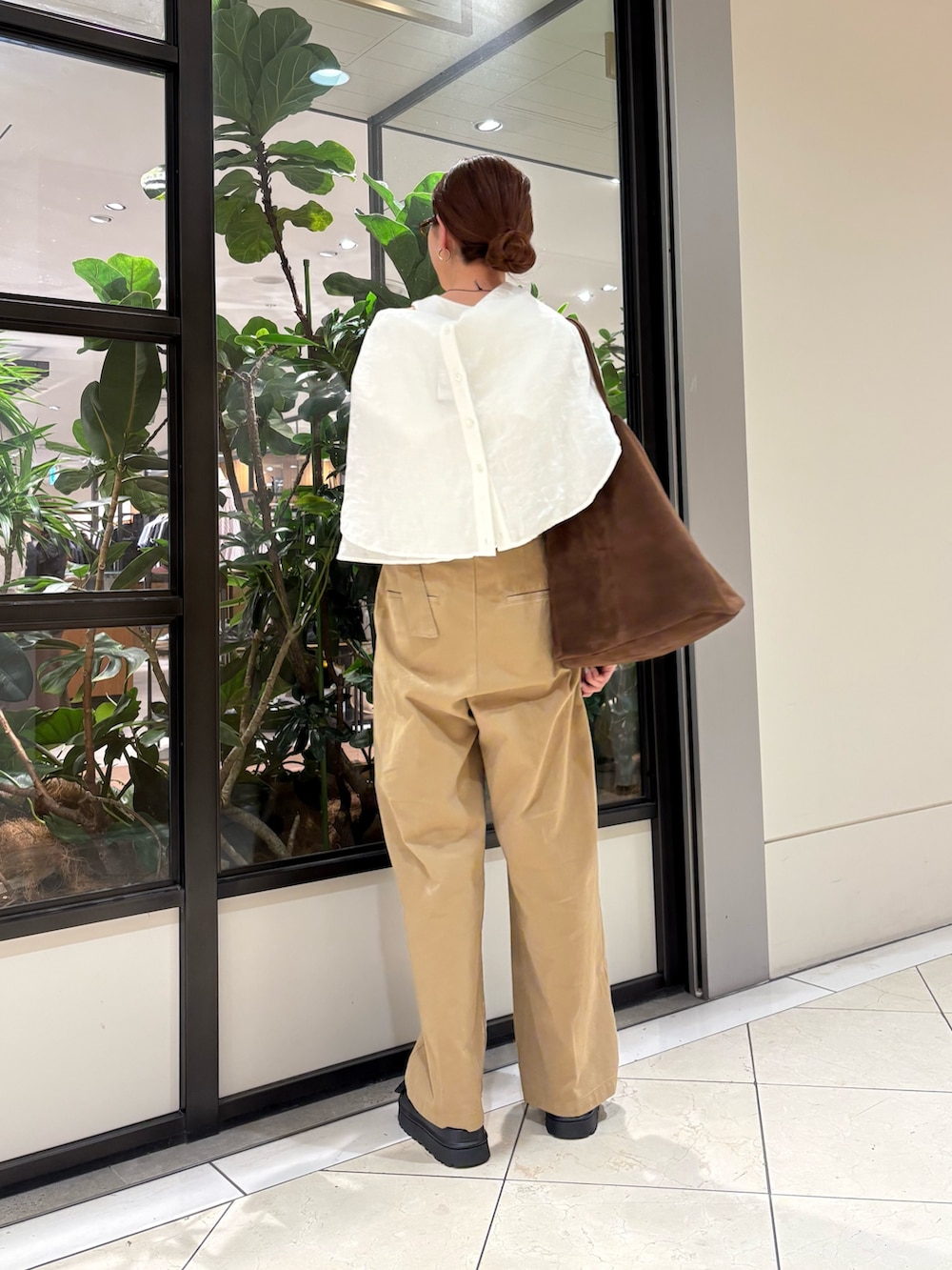 ベージュ系のその他パンツ、ホワイト系のシャツ/ブラウス、ブラック系のネックレスを着用したレディースの春コーディネートの3枚目の写真