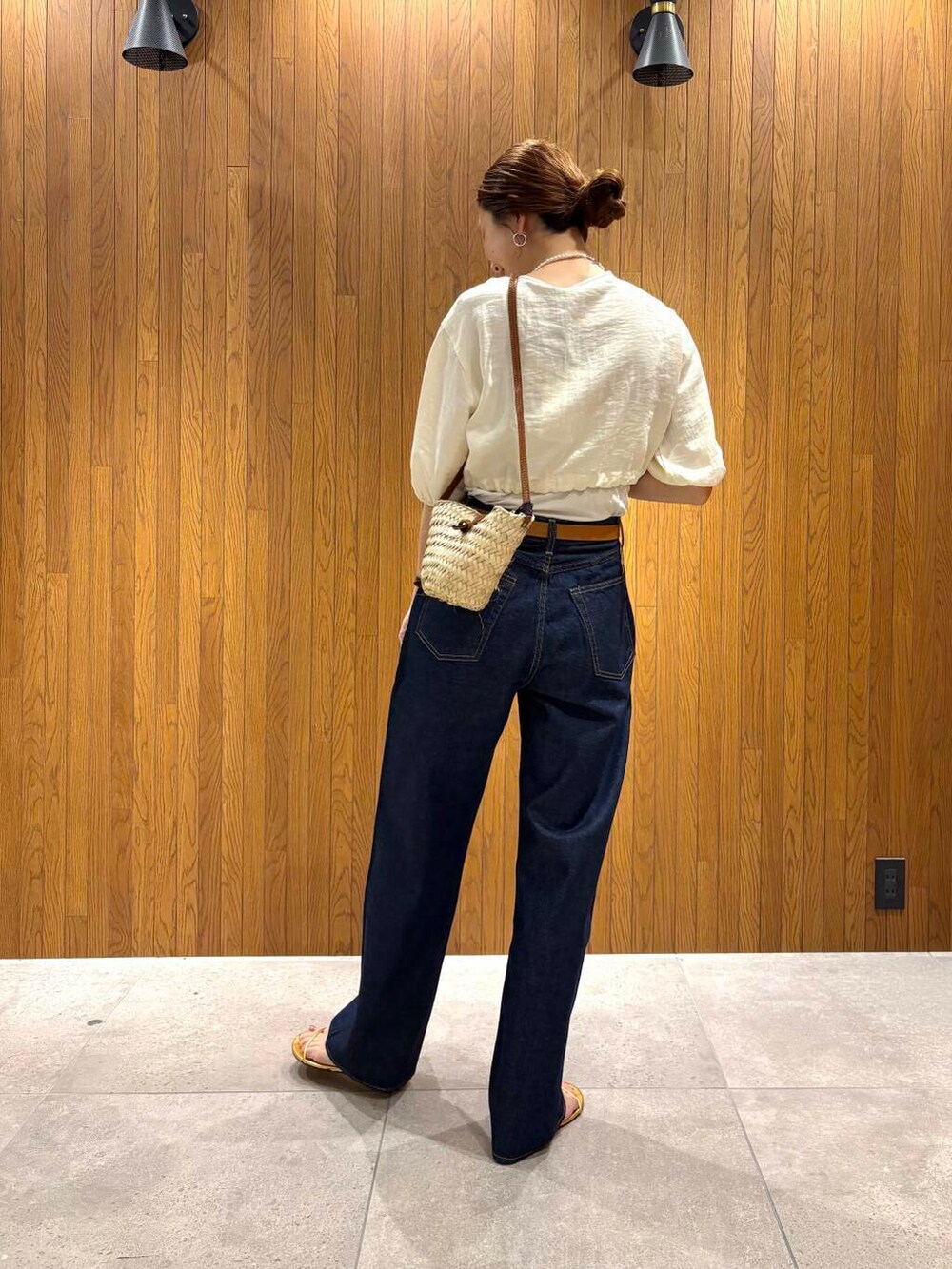 ベージュ系のシャツ/ブラウス、ゴールド系のサンダル、ホワイト系の長傘を着用したレディースの夏コーディネートの4枚目の写真