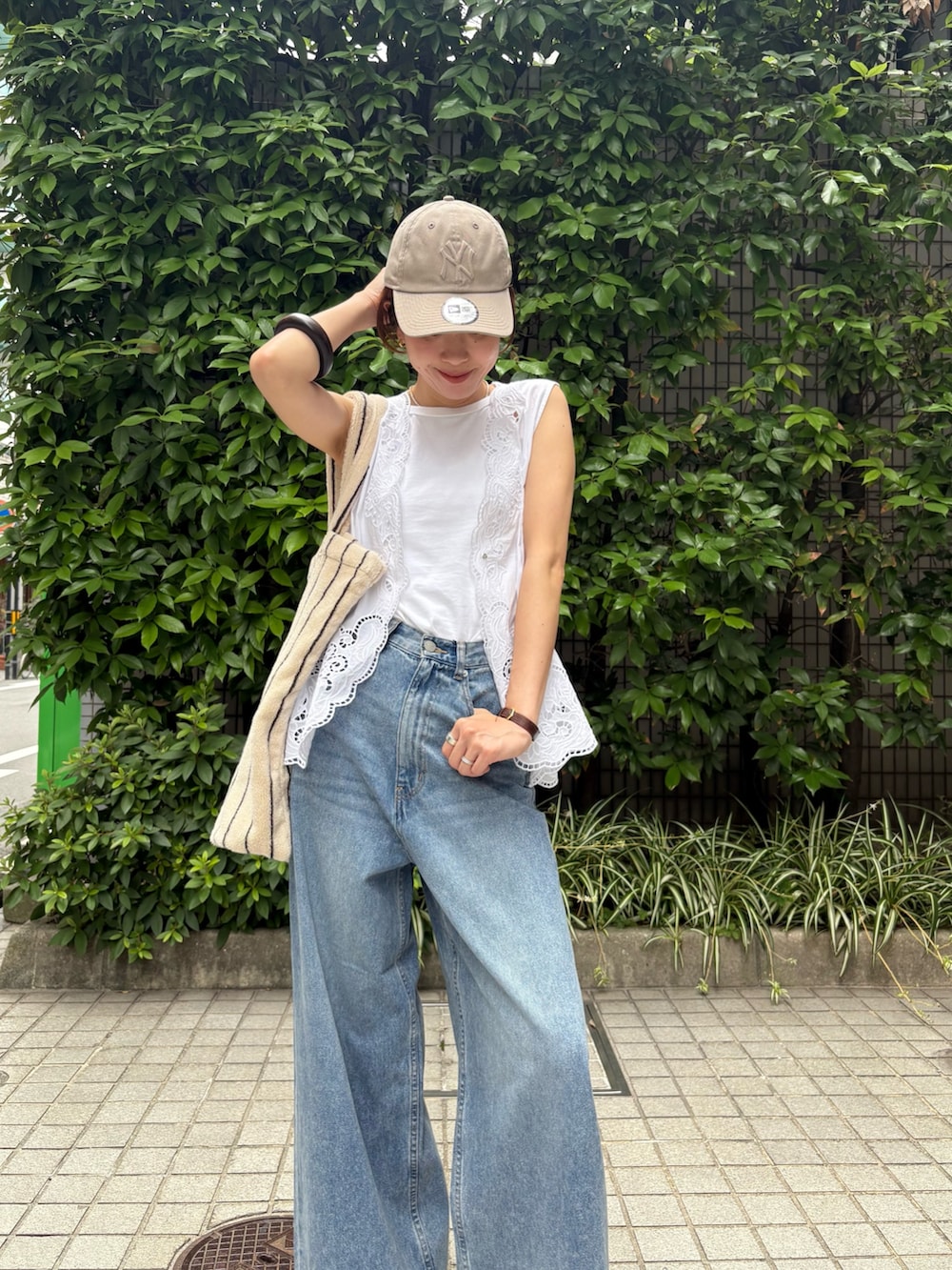 ホワイト系のシャツ/ブラウス、ブルー系のデニムパンツ、ホワイト系のトートバッグを着用したレディースの夏コーディネートの7枚目の写真