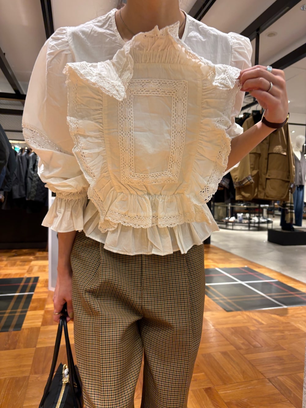 ホワイト系のシャツ/ブラウス、ブラック系のローファー、イエロー系のその他パンツを着用したレディースの秋コーディネートの7枚目の写真