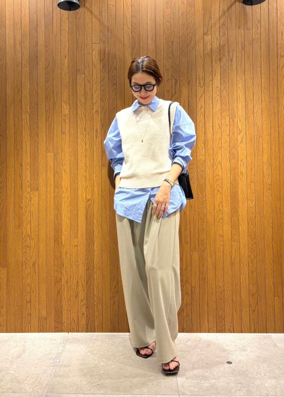 ベージュ系のその他パンツ、ブルー系のシャツ/ブラウス、ブラック系のショルダーバッグを着用したレディースの夏コーディネートの6枚目の写真