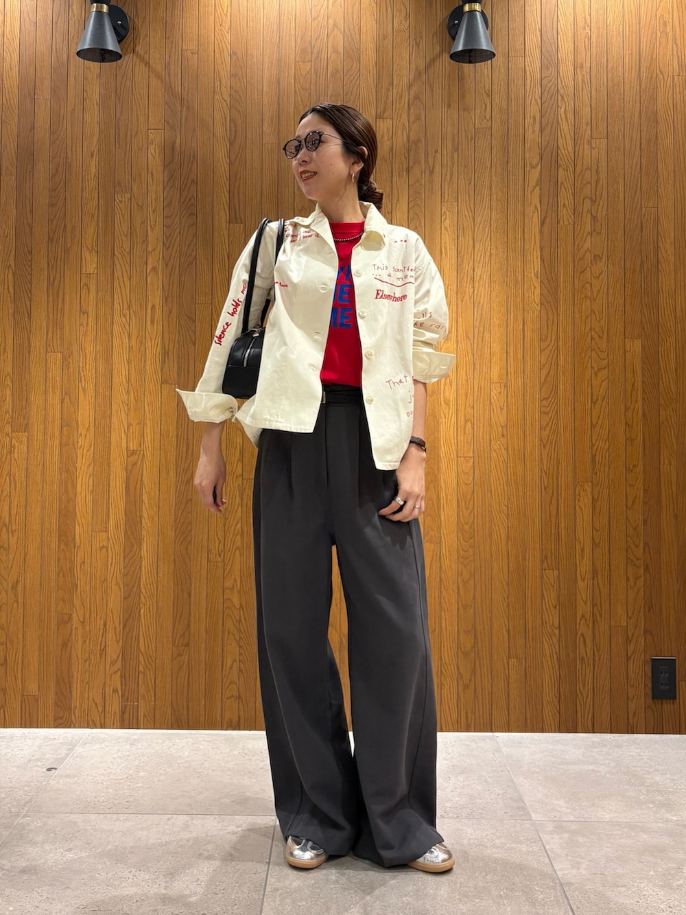 レッド系のTシャツ/カットソー、ホワイト系のTシャツ/カットソー、グレー系のその他パンツを着用したレディースの春コーディネートの9枚目の写真