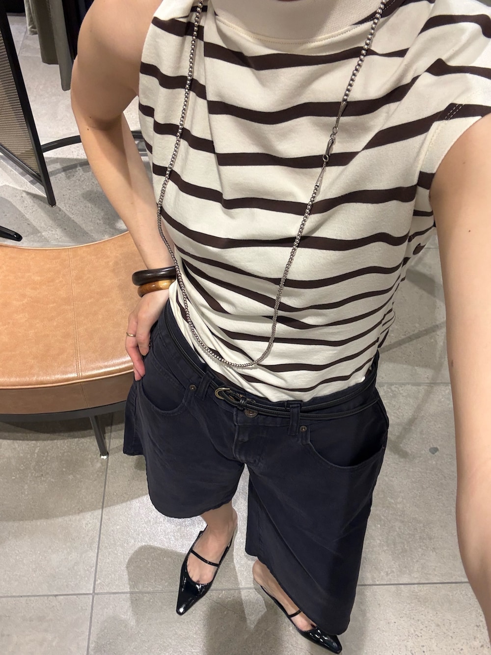 その他のTシャツ/カットソー、ブラック系のデニムパンツ、ブルー系のその他アウターを着用したレディースの春コーディネートの6枚目の写真