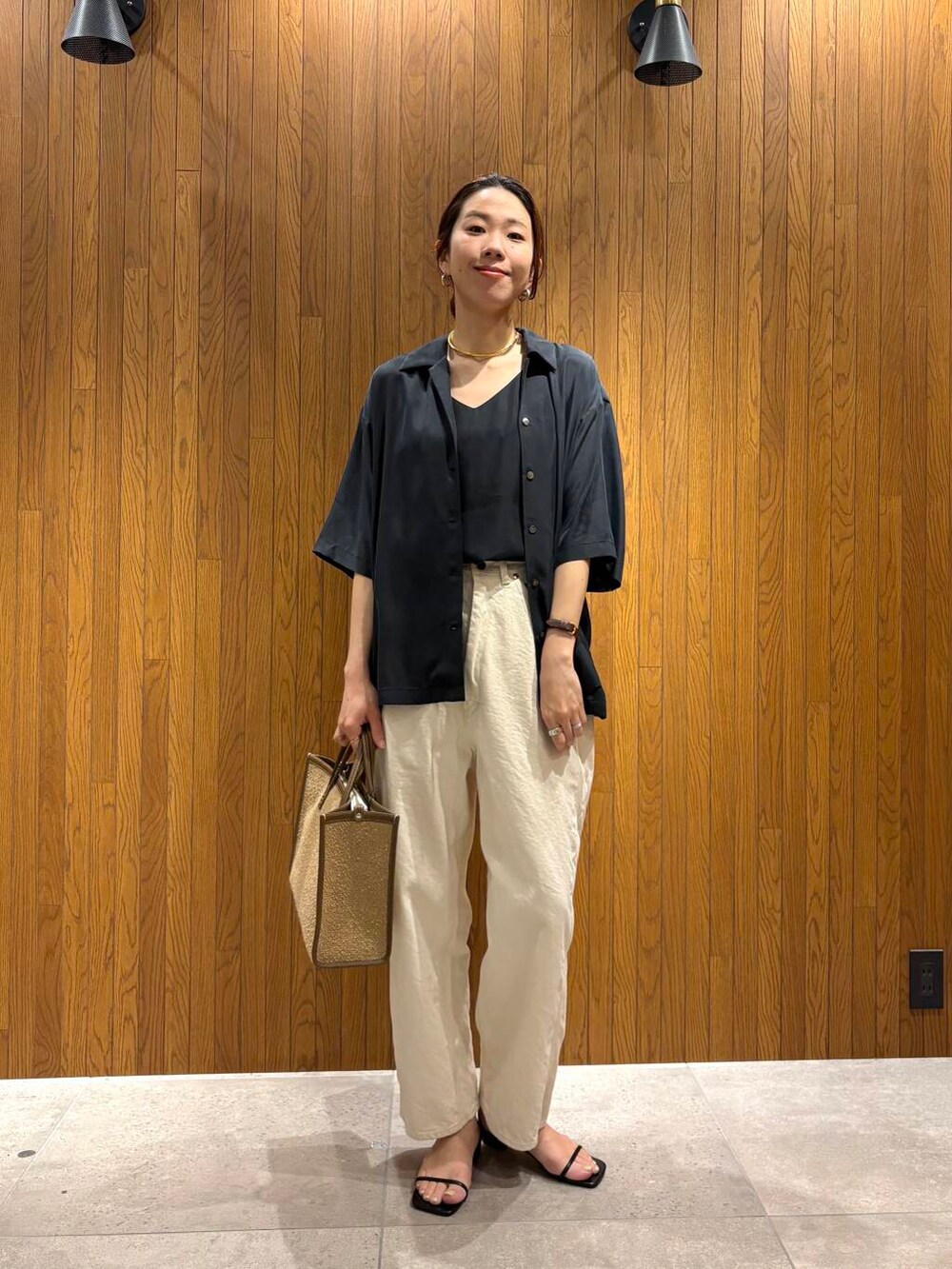 ブラック系のキャミソール、ブラック系のシャツ/ブラウスを着用したレディースの春コーディネートの4枚目の写真