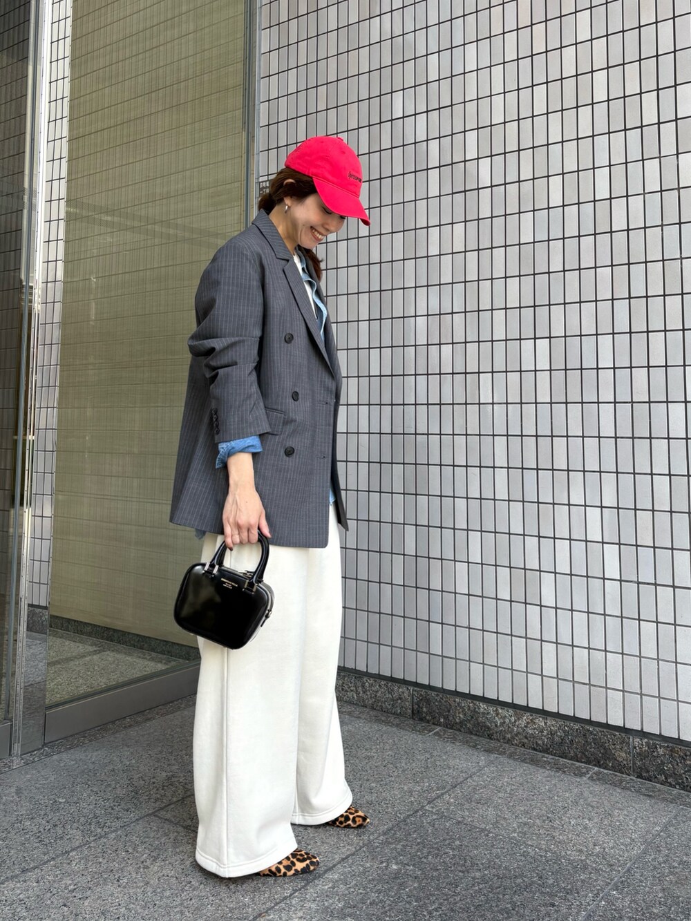 ホワイト系のその他パンツ、グレー系のその他アウター、その他のTシャツ/カットソーを着用したレディースの秋コーディネートの5枚目の写真