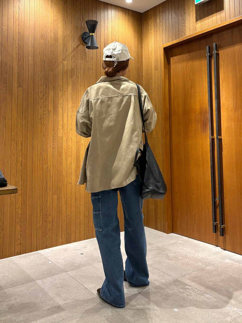 ブルー系のデニムパンツ、レッド系のシャツ/ブラウス、ブラック系のローファーを着用したレディースの夏コーディネートの4枚目の写真