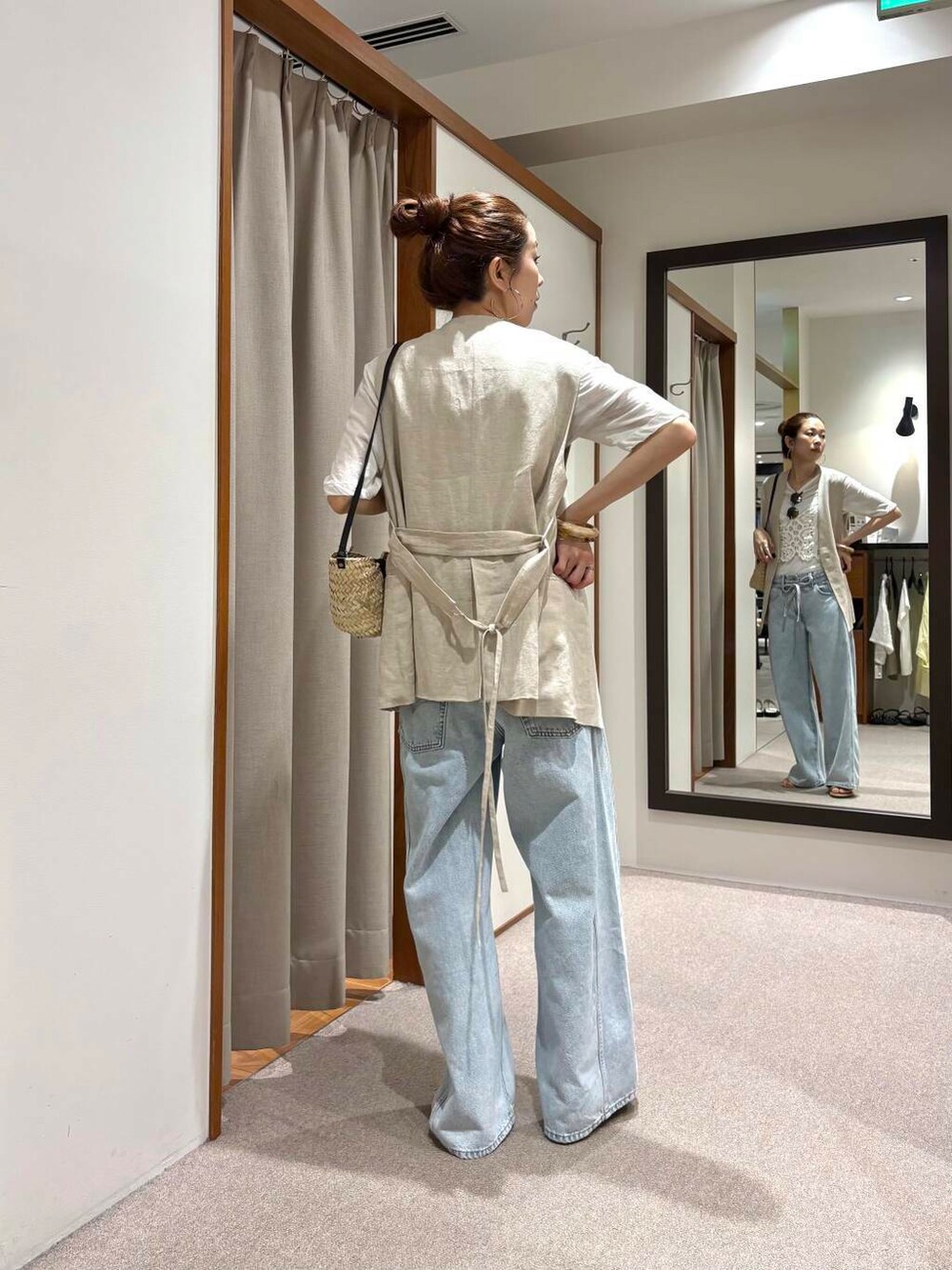 ホワイト系のTシャツ/カットソー、ブルー系のデニムパンツ、ホワイト系のキャミソールを着用したレディースの夏コーディネートの3枚目の写真