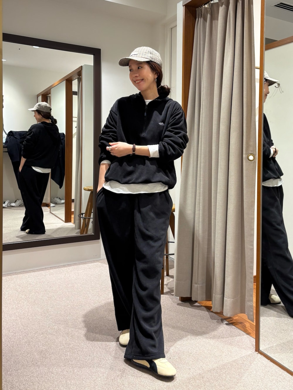 ブルー系のテーラードジャケット、ブラック系のパーカー、ブラック系のその他パンツを着用したレディースの冬コーディネートの7枚目の写真