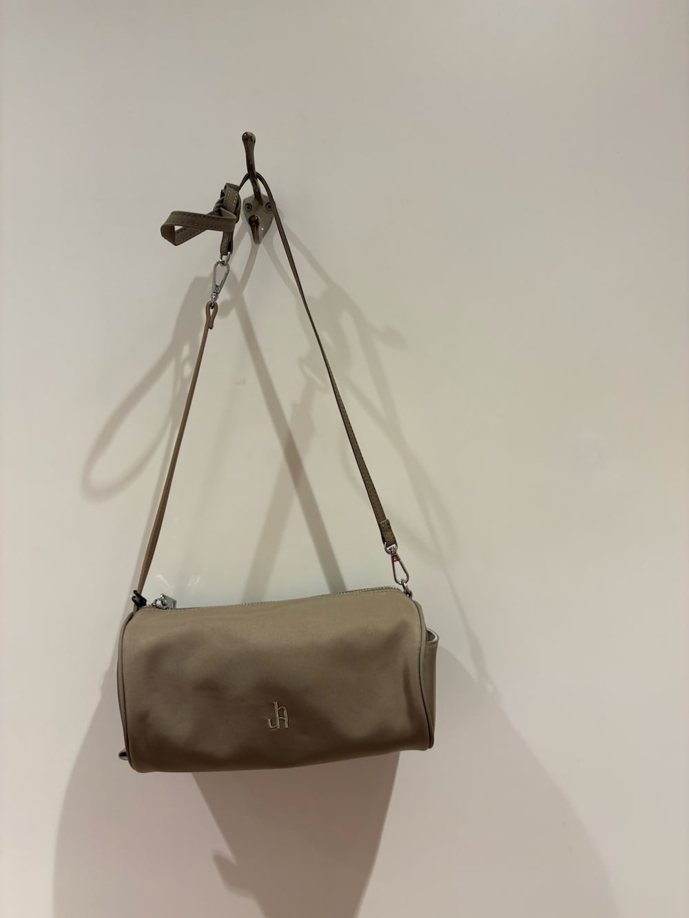 レッド系のニット/セーター、ブラック系のデニムパンツ、グレー系のスニーカーを着用したレディースの秋コーディネートの9枚目の写真