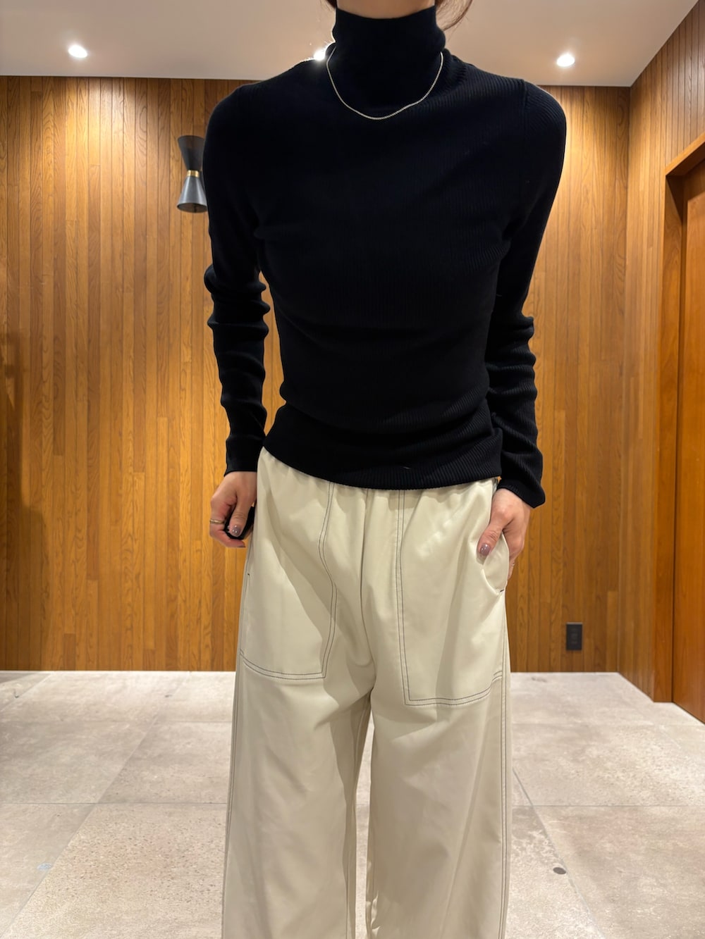 グリーン系のその他アウター、ホワイト系のその他パンツ、その他のハンドバッグを着用したレディースの秋コーディネートの7枚目の写真