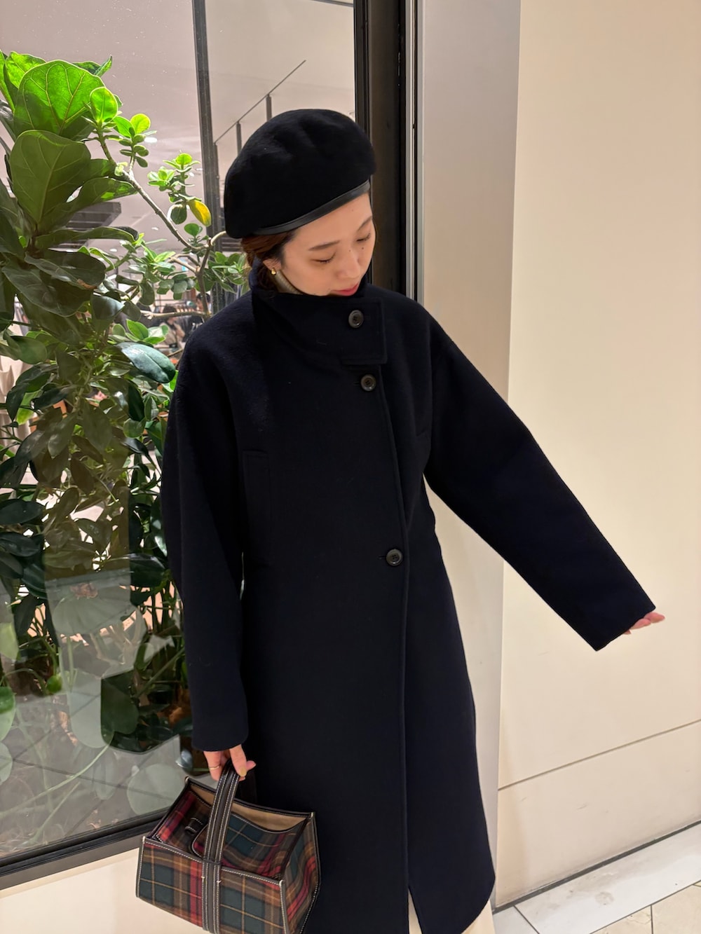 ホワイト系のその他パンツ、その他のハンドバッグ、ブラウン系のシャツ/ブラウスを着用したレディースの秋コーディネートの8枚目の写真