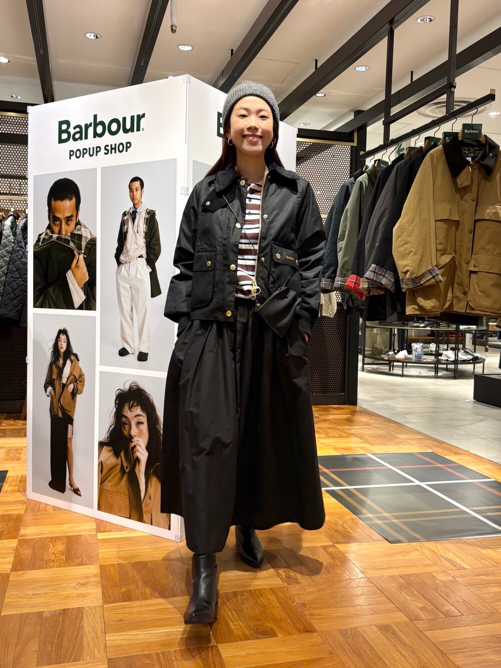 ホワイト系のスカート、ベージュ系のブーツ、グレー系のニットキャップ/ビーニーを着用したレディースの秋コーディネートの2枚目の写真