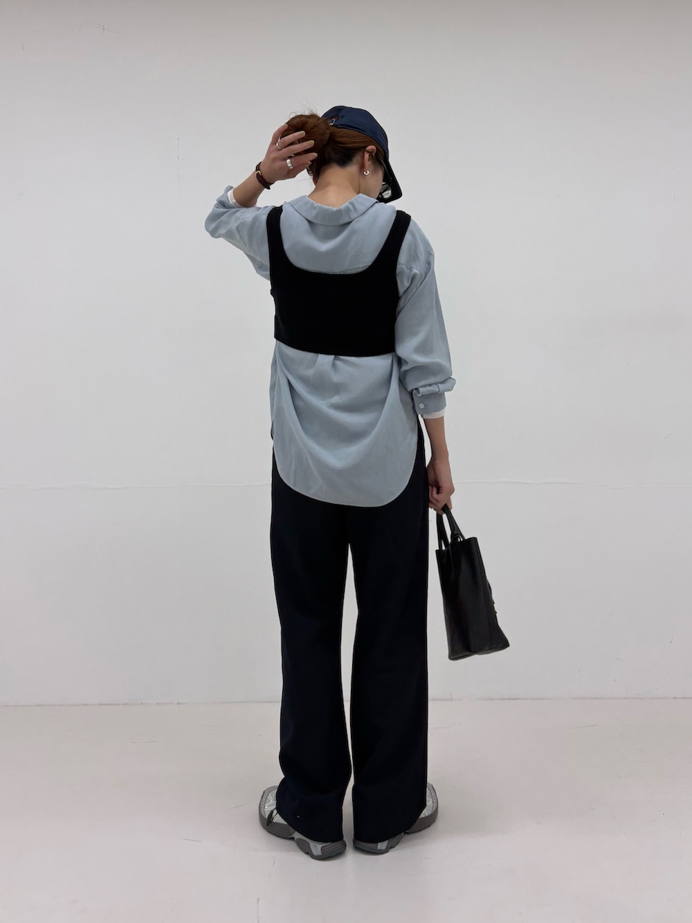 ブラック系のニット/セーター、ブルー系のシャツ/ブラウス、ブルー系のその他パンツを着用したレディースの夏コーディネートの3枚目の写真