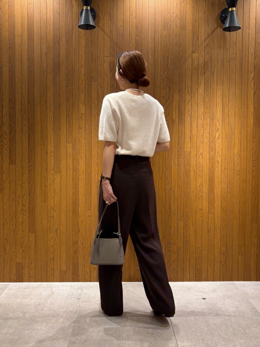 ホワイト系のニット/セーター、ブラウン系のその他パンツ、グレー系のハンドバッグを着用したレディースの秋コーディネートの3枚目の写真