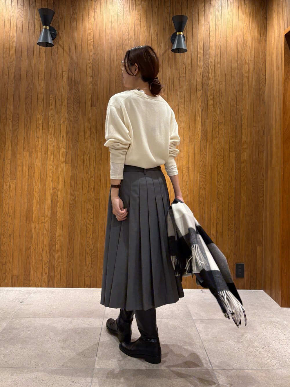 グレー系のダウンジャケット/コート、グリーン系のスカート、ブラック系のショルダーバッグを着用したレディースの冬コーディネートの8枚目の写真