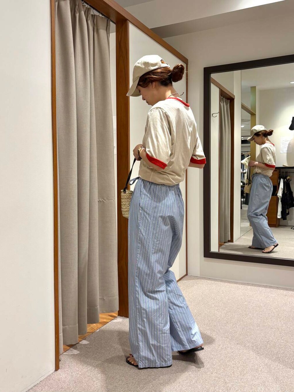 ブルー系のその他パンツ、レッド系のTシャツ/カットソー、シルバー系のネックレスを着用したレディースの夏コーディネートの5枚目の写真