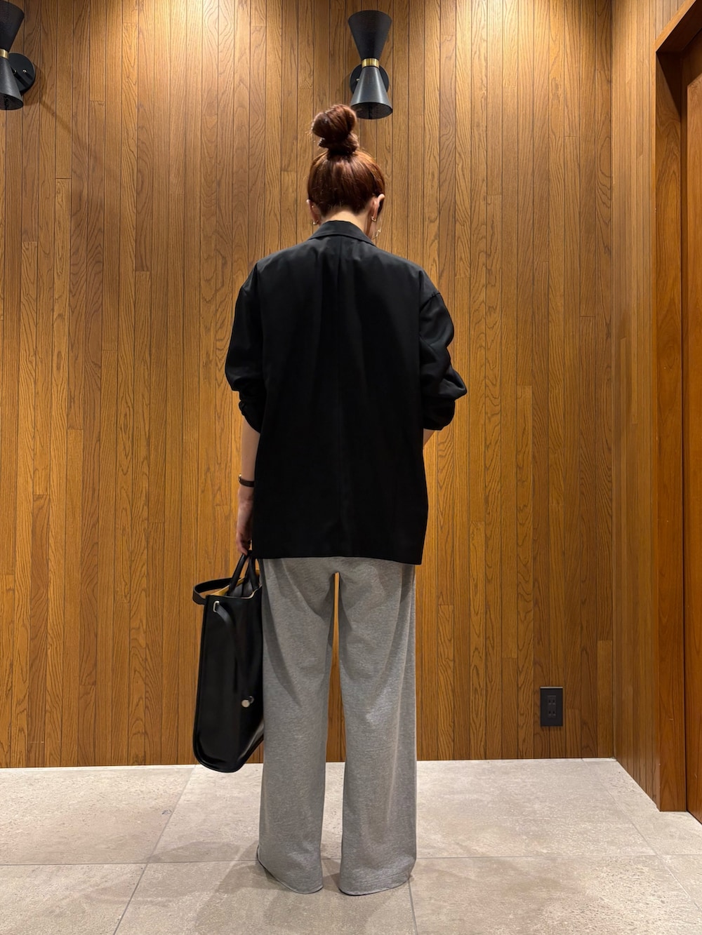 ブラック系のその他アウター、グレー系のその他パンツ、ブラック系のトートバッグを着用したレディースの夏コーディネートの4枚目の写真