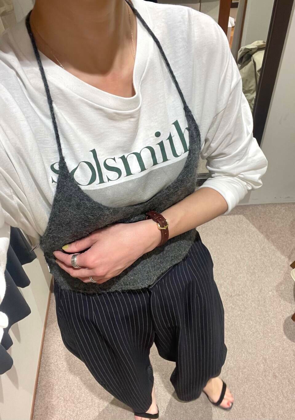 ブラック系のショルダーバッグ、ブルー系のその他パンツ、ブラウン系のその他アウターを着用したレディースの冬コーディネートの7枚目の写真