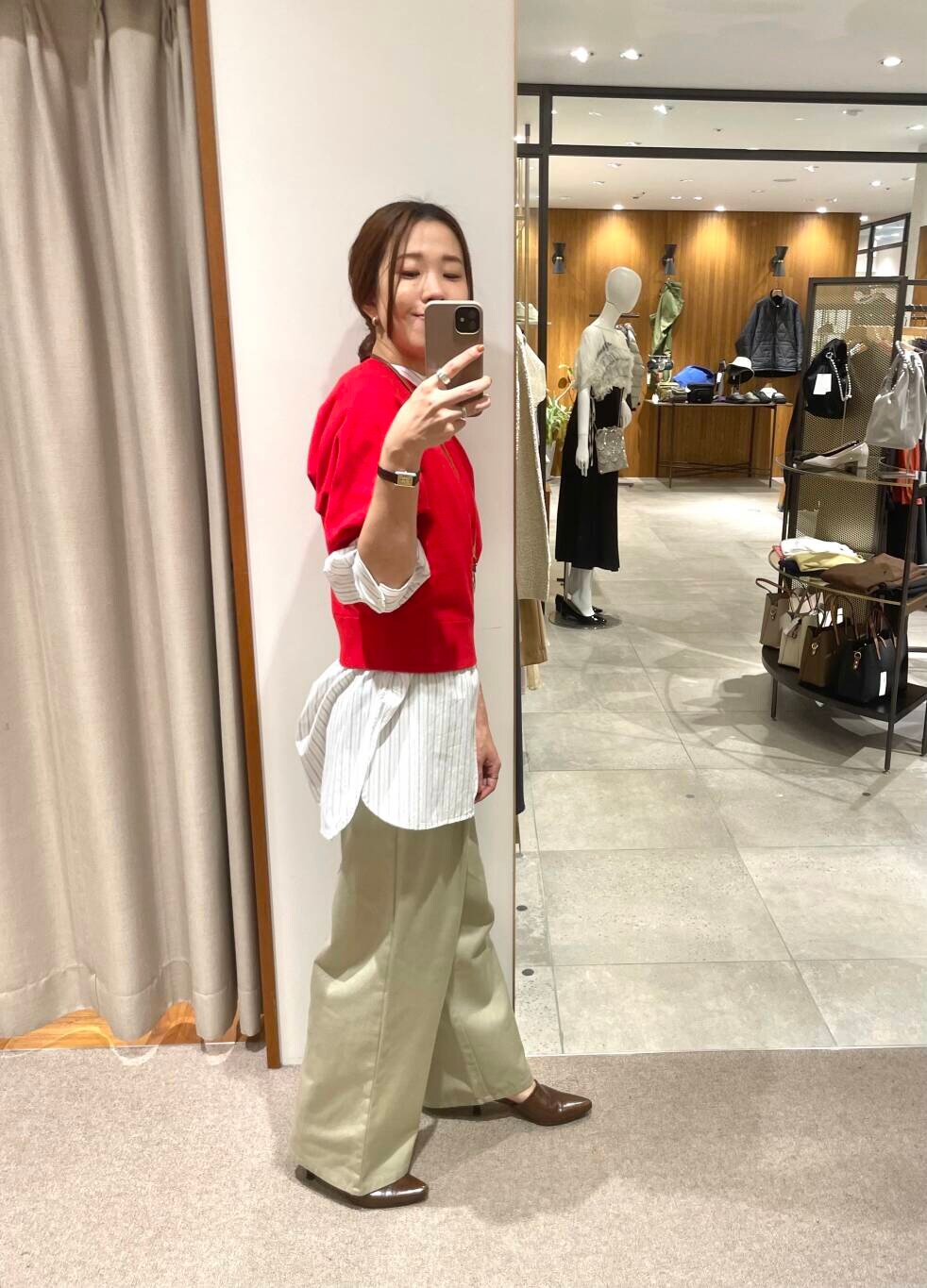 ベージュ系のその他パンツ、ホワイト系のTシャツ/カットソー、レッド系のニット/セーターを着用したレディースの秋コーディネートの3枚目の写真