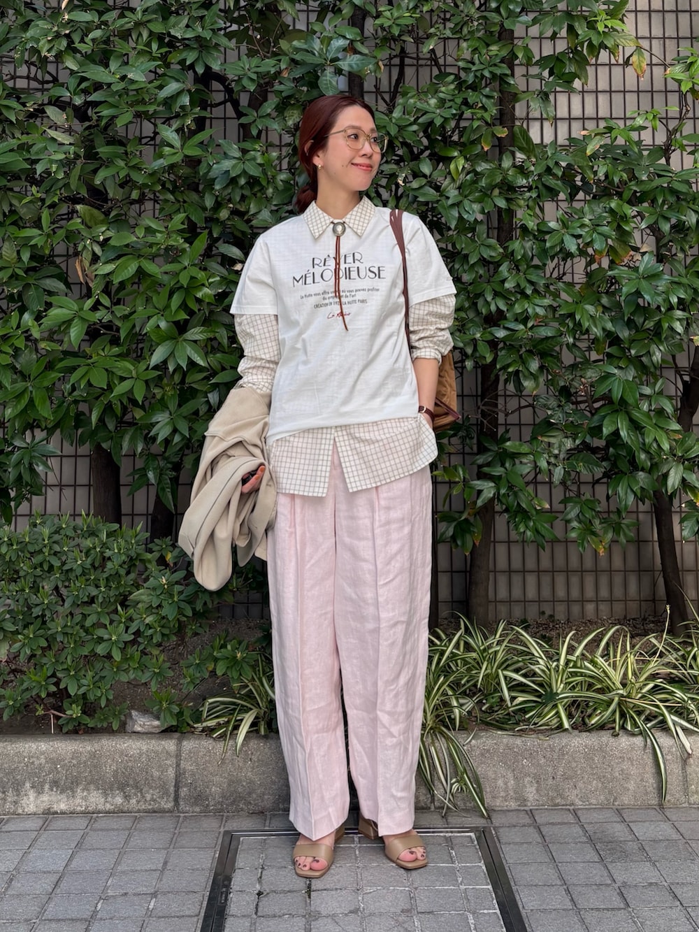 ベージュ系のその他アウター、ピンク系のその他パンツ、その他のTシャツ/カットソーを着用したレディースの春コーディネートの5枚目の写真